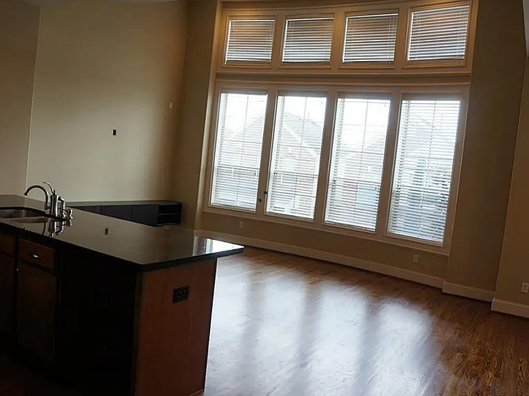 2923 Pease St — Photo 2