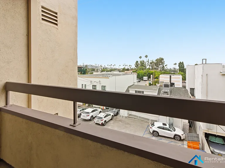 424 Oak St #330 — Photo 9