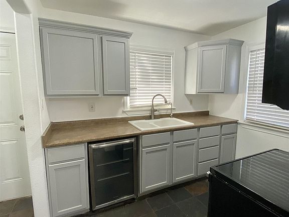 5th image of 203 Elmdale St
