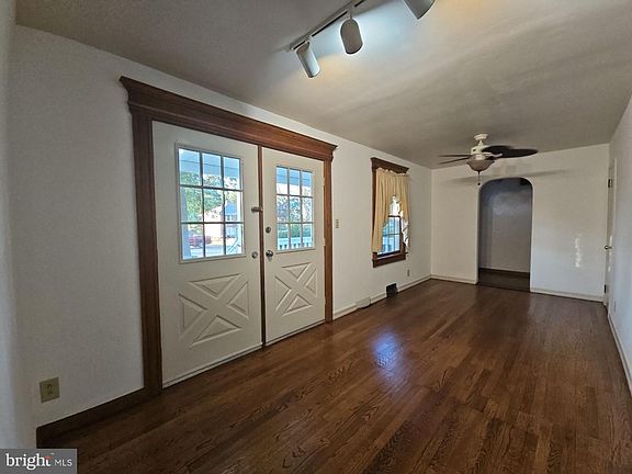 5th image of 262 W Park Dr