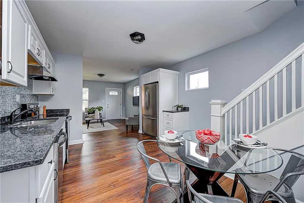3 bed, 1200 sqft, $1,800 — Photo 1