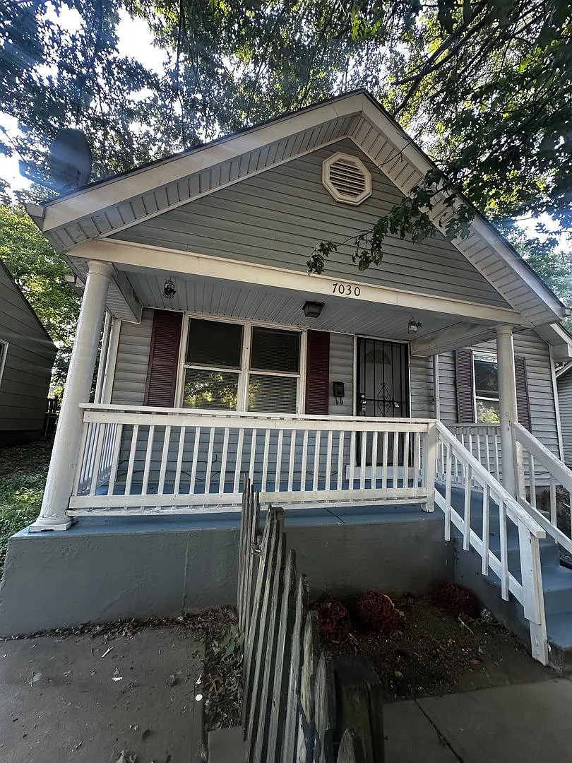 This beautiful 3bed/2bath two level home is only minutes away from the brookside area and even cl... — Photo 1
