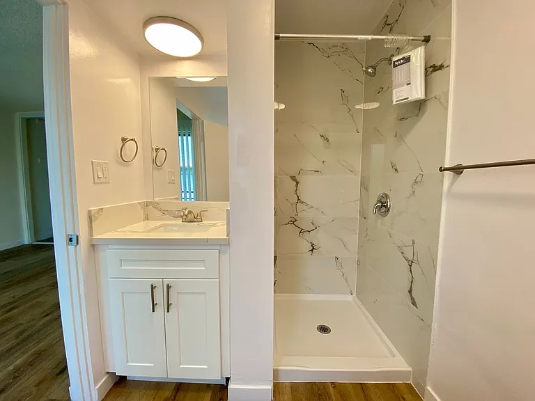 511 N Kenmore — Photo 14