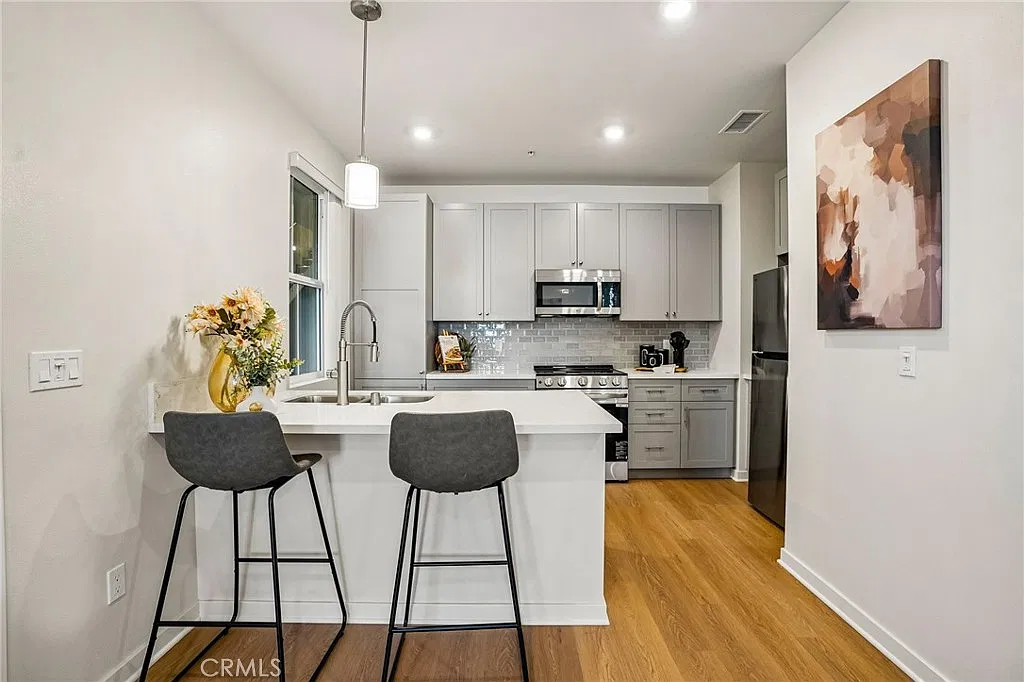 2 bed, 1070 sqft, $2,900 — Photo 4