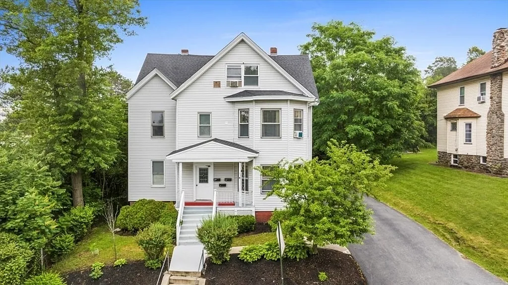 3 bed, 1200 sqft, $2,200 — Photo 3