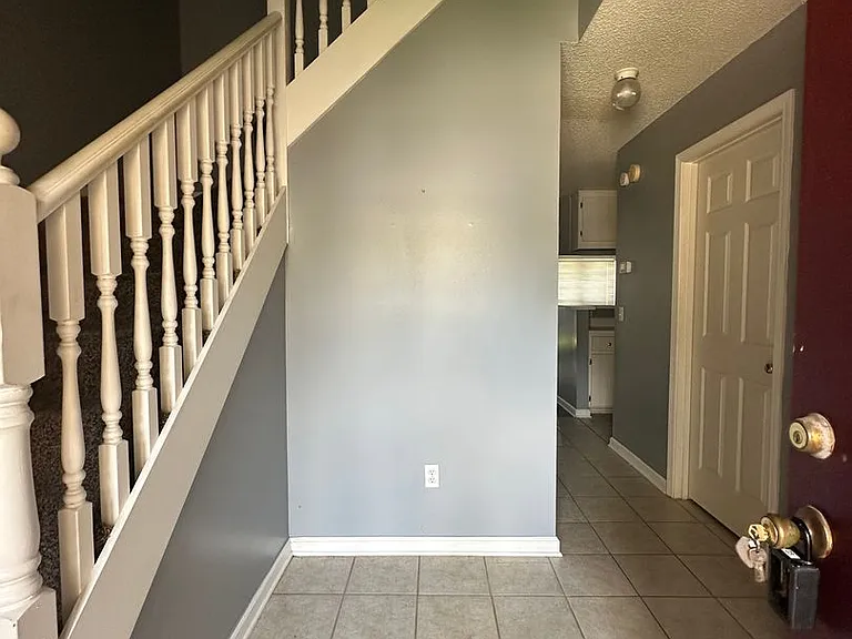 105 S Springview Dr — Photo 2