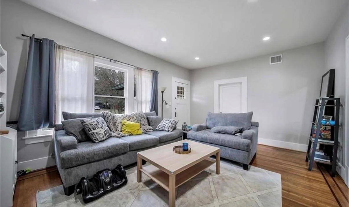 3 bed, 2.0 bath, 1527 sqft, $2,050 — Photo 3