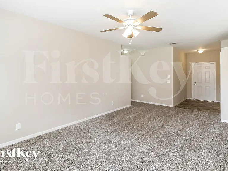 2067 N Chamberlain Blvd — Photo 4