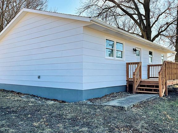 2nd image of 1217 Manor Dr