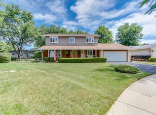 324 Dorchester Ln, Elk Grove Village, IL 60007