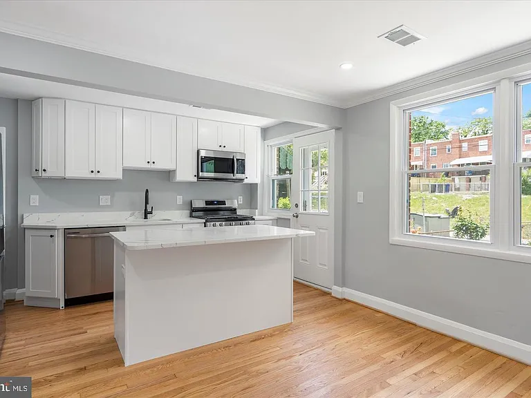 3551 Shannon Dr — Photo 6