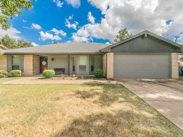 2831 Panhandle Dr, Grapevine, TX 76051