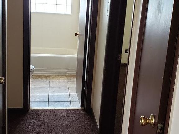 5th image of 15042 Dorchester Ave APT 2W