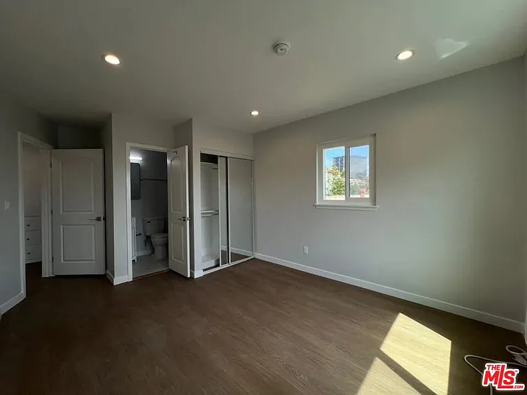 903 S Barrington Ave — Photo 22