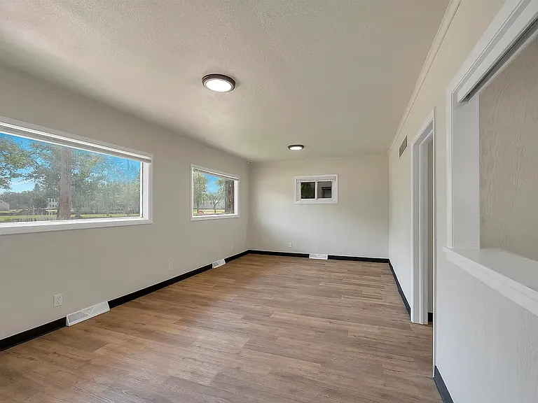 135 N McKenzie Ave — Photo 6