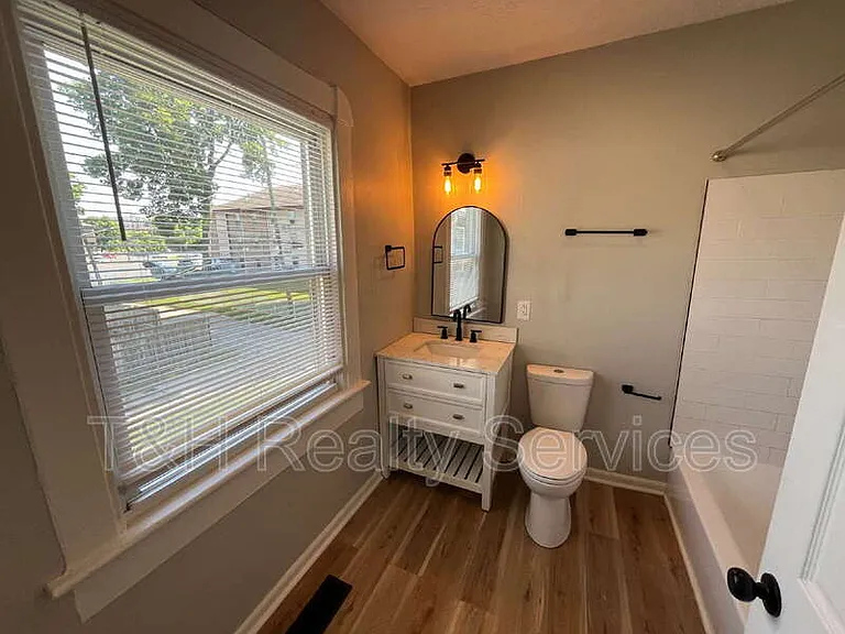 118 W 23rd St — Photo 13