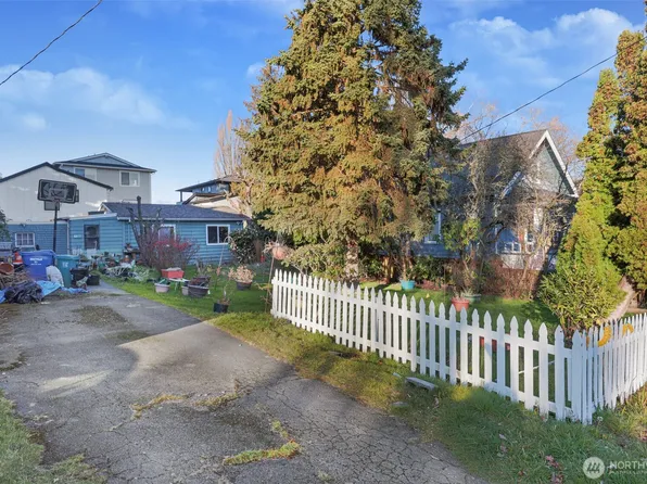 528 N 70th Street, Seattle, WA 98103