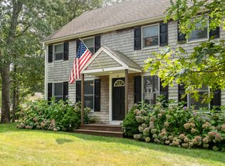 27 Leslies Ln, Oak Bluffs, MA 02557