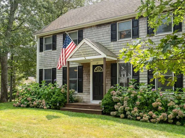 27 Leslies Ln, Oak Bluffs, MA 02557
