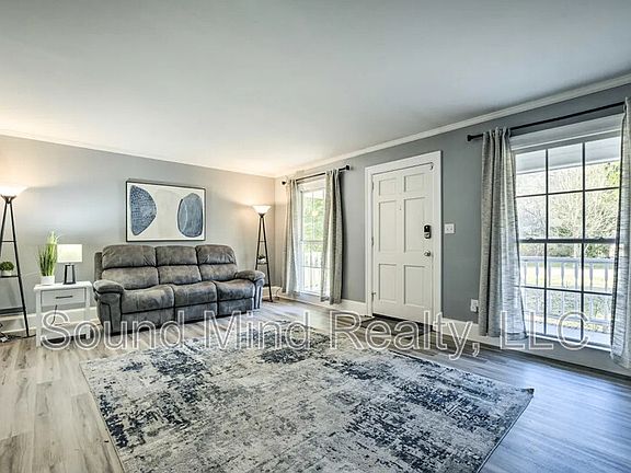 3rd image of 144 Parkwood Cir