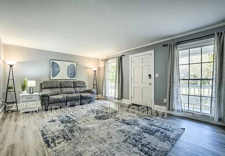 144 Parkwood Cir — Photo 3