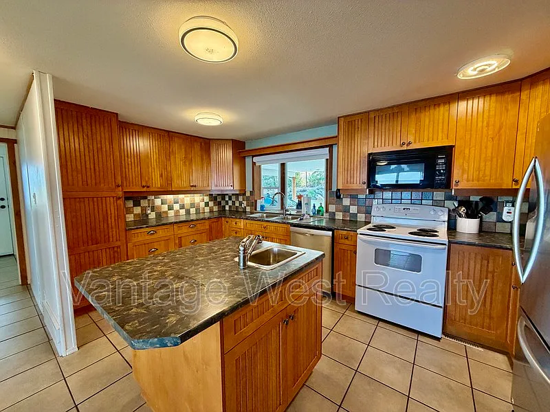 5 bed, 3.0 bath, 3239 sqft, $4,400 — Photo 2