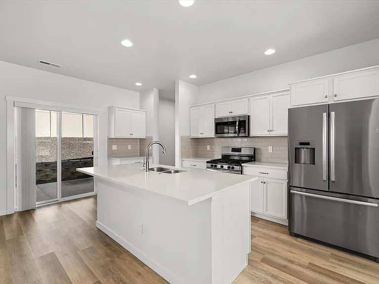 655 N Sevenoaks Ave — Photo 5