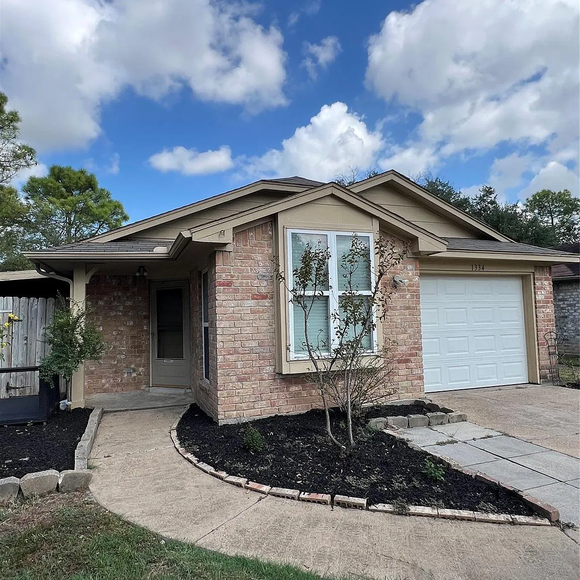 3 bed, 1.5 bath, 1358 sqft, $1,650 — Photo 2
