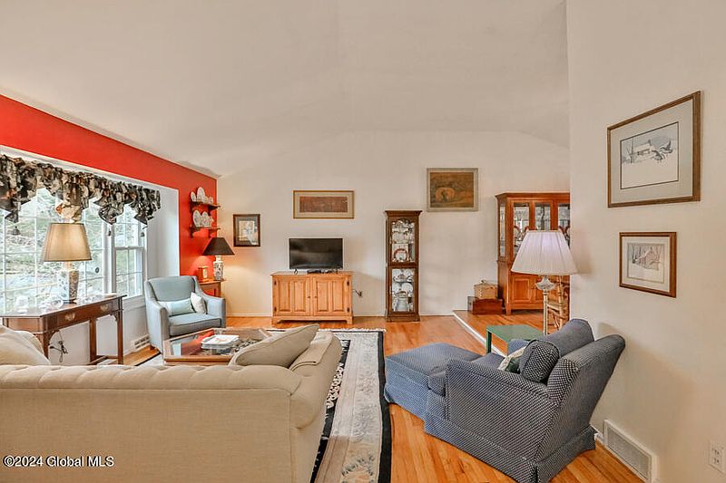 5th image of 34 Patroon Place