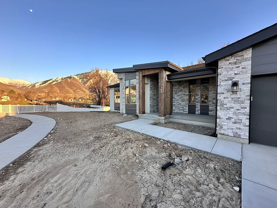 Front of the house with the view of the mountains