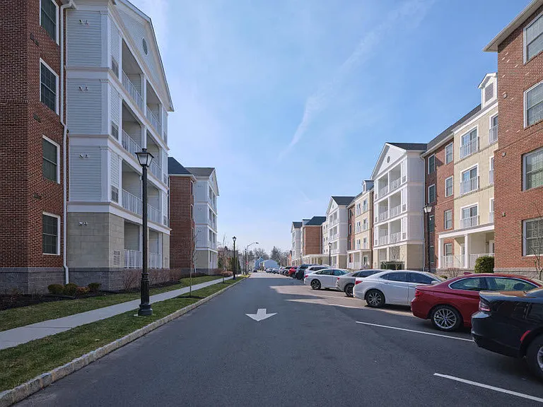 Pearl Pointe Apartments — Photo 51