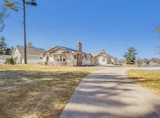 624 Lake Dr, Muskegon, MI 49445