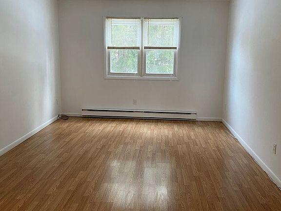 5th image of 105 Sandra Dr APT 1R