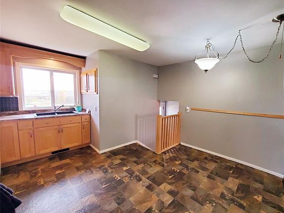 4th image of 102 Railway AVENUE E
