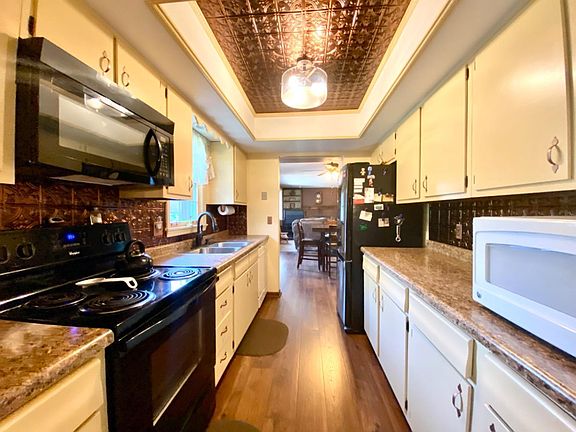5th image of 2441 Queen Mary Ln