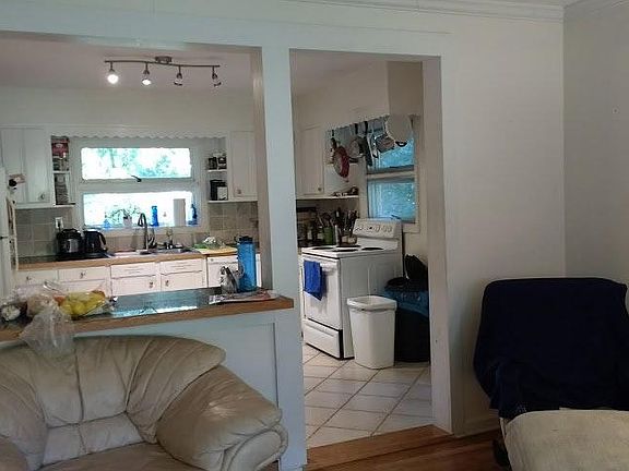 Kitchen with breakfast bar