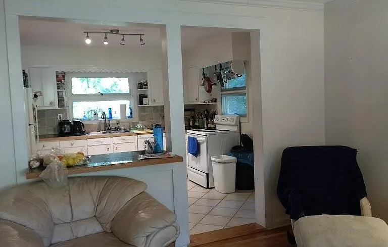 Kitchen with breakfast bar