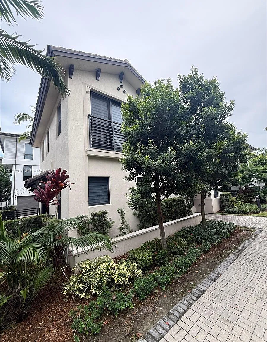 Downtown Doral South Phas — Photo 2