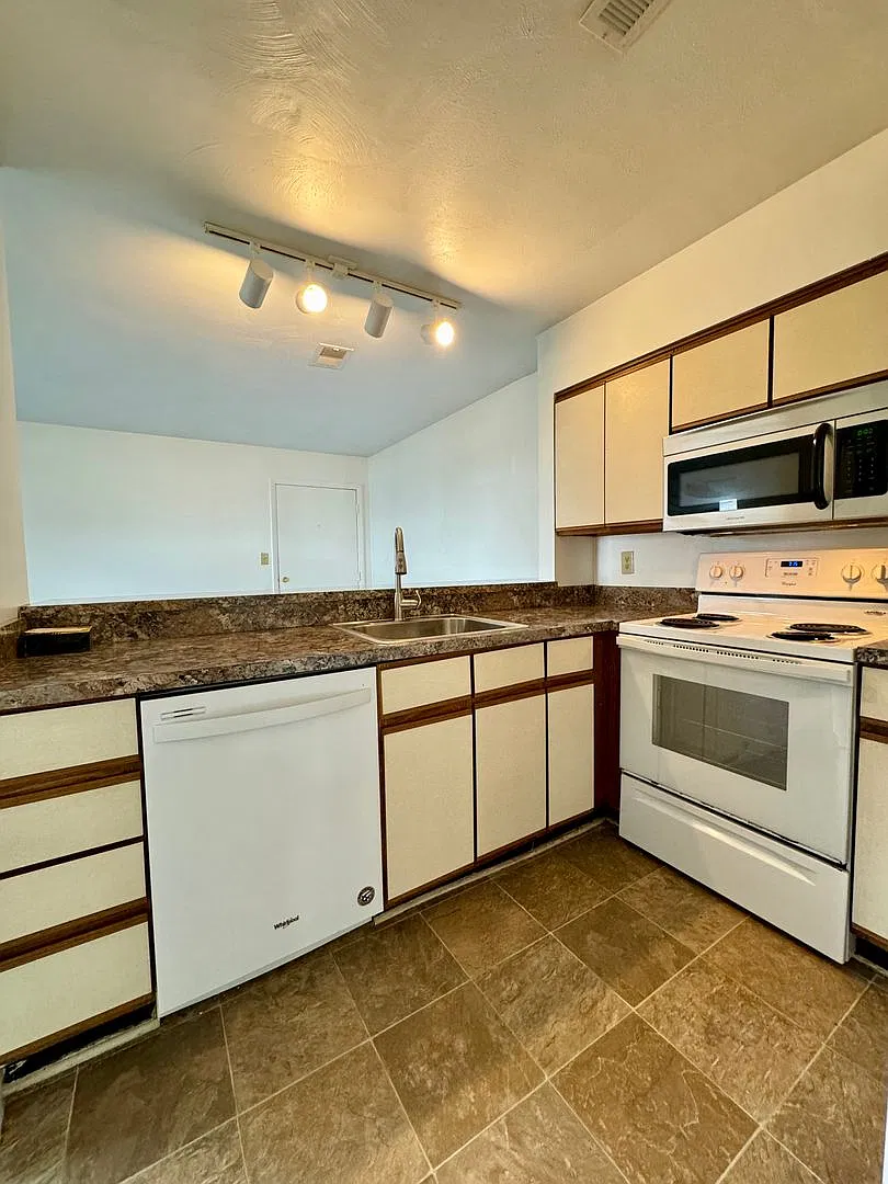 University Terrace 4 Bedroom Available Now! — Photo 4