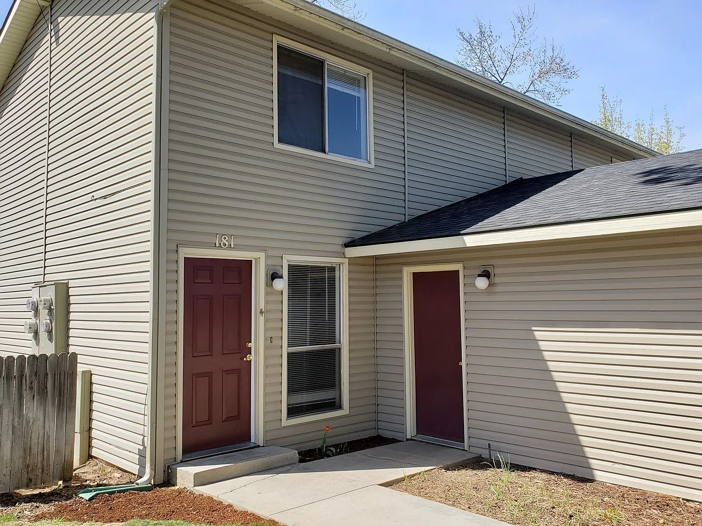 Spacious 2 Bedroom 1.5 Bath Townhouse with GARAGE! — Photo 2