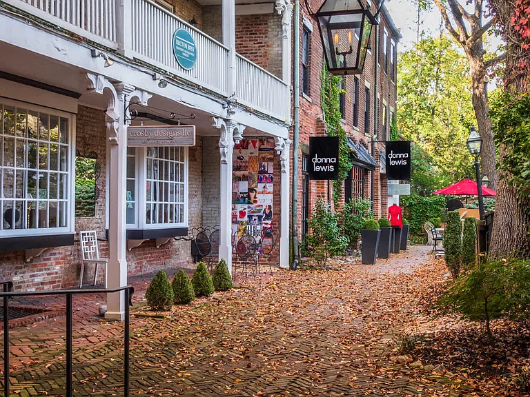 Less than a mile away from the Alexandria Historical District.