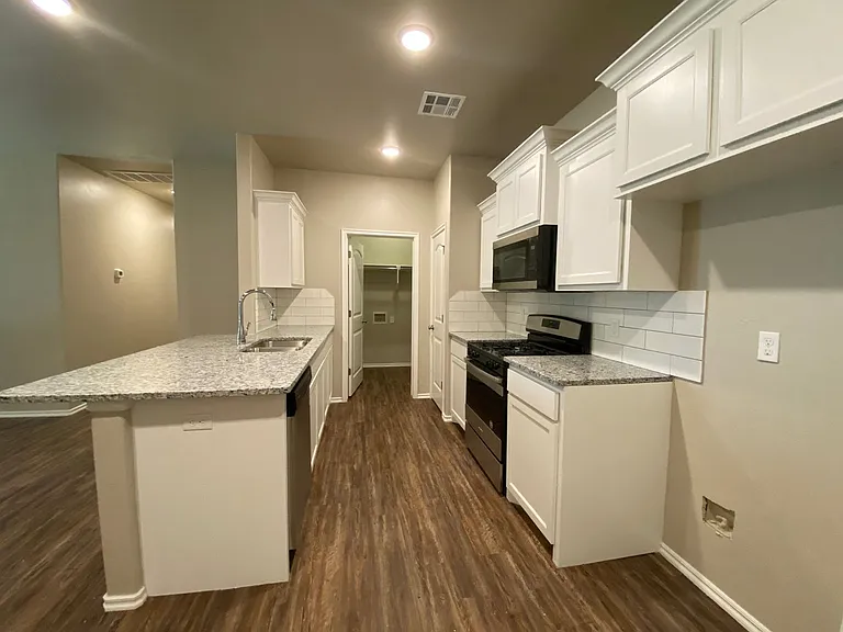 5220 Oakwood Villas Ct — Photo 8