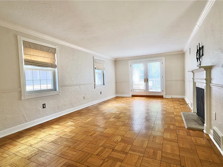 633 Crystal Dr — Photo 3
