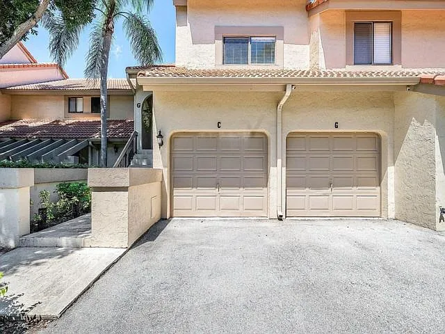 5520 Coach House Cir