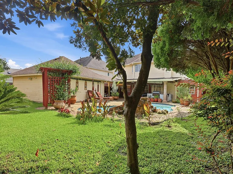 2114 Gentryside Dr — Photo 33