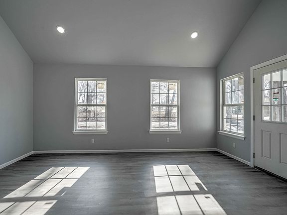 5th image of 719 S Wood St