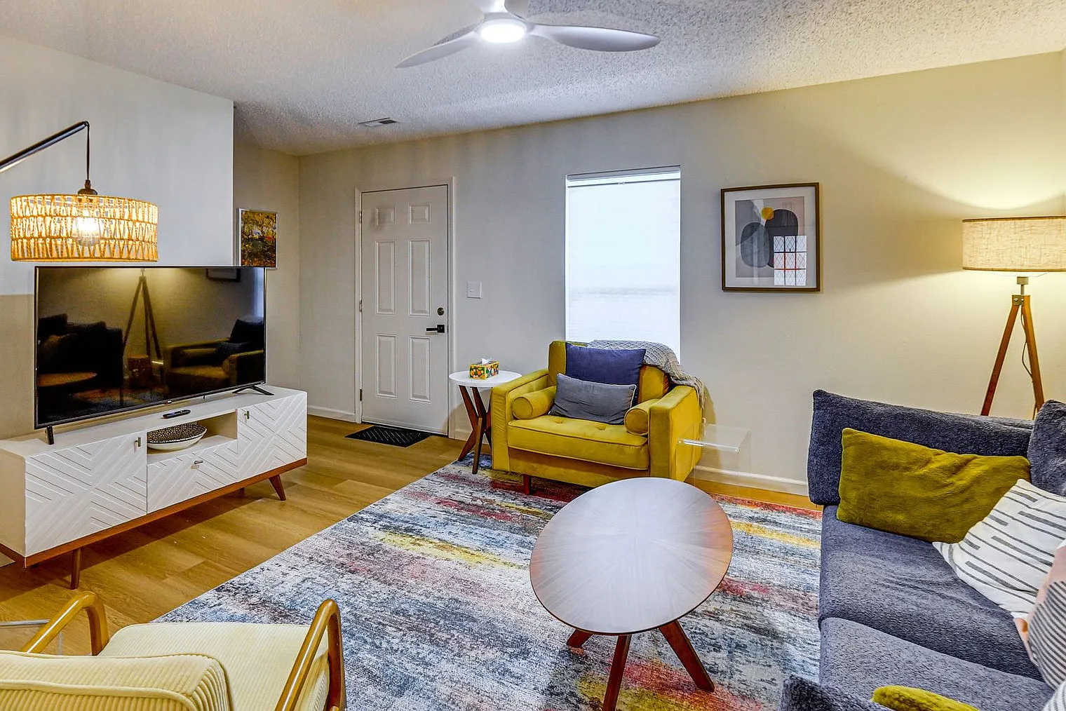 2 bed, 1.0 bath, 1001 sqft, $1,774 — Photo 1