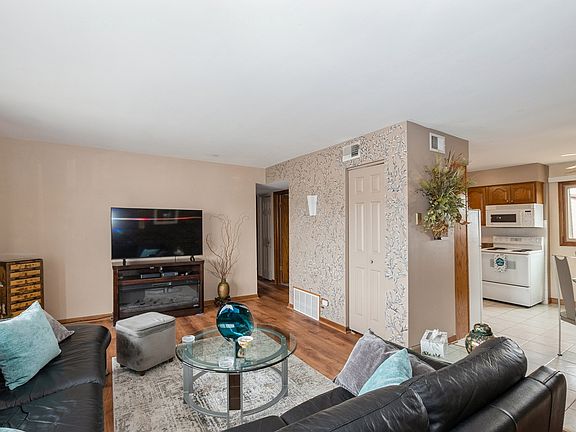 3rd image of 11103 S Saint Louis Ave Unit 303
