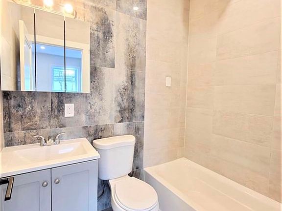4th image of 535 Hawthorne Ave APT 306