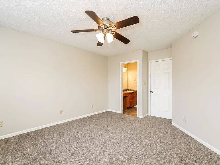 4487 Connaught East Dr — Photo 11